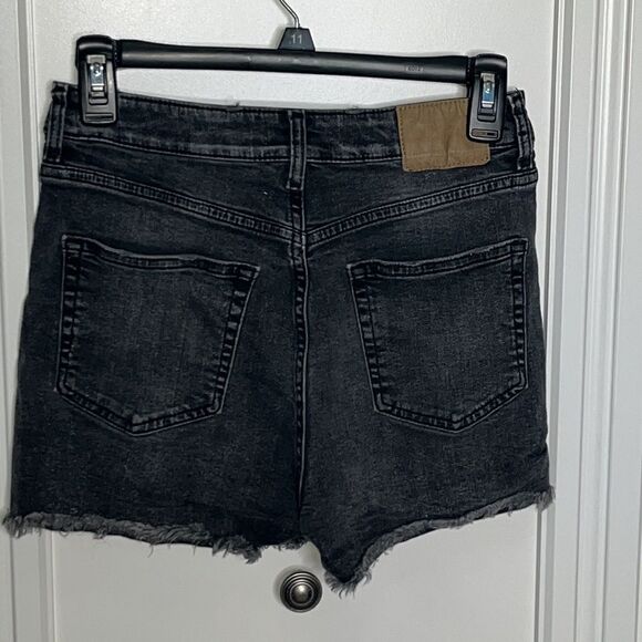 H&M Distressed Raw Hem Jean Shorts Size 4 - Picture 3 of 5